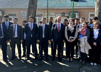 Сафири Бритониёи Кабир дар Тоҷикистон аз Хадамоти муҳоҷират дидан намуд