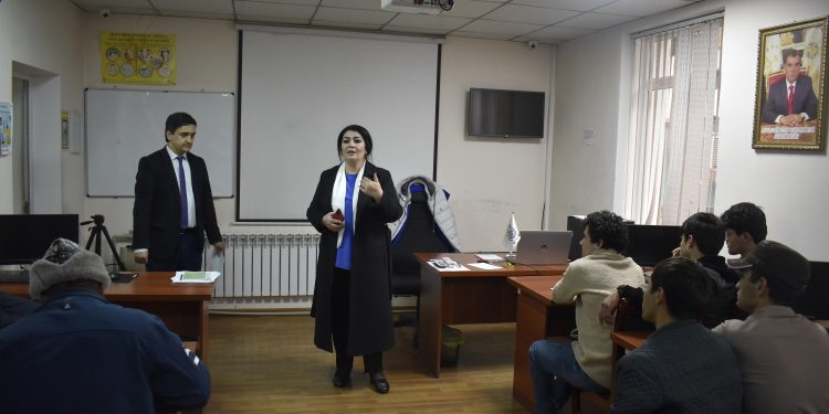 Вохӯрии судманд дар синфхонаи Марказ