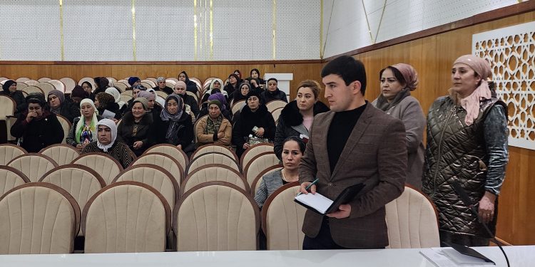 Вохӯрии судманд бо бонувони ҳунарманд ва оилаи муҳоҷирони меҳнатӣ дар ноҳияи Рӯдакӣ