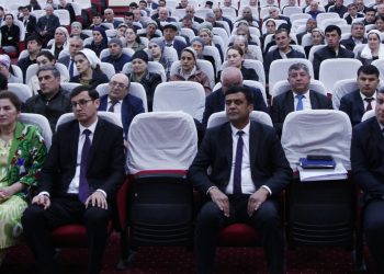 Вохӯрии судманд бо фаъолону намояндагони ҷомеа ва ходимони дин дар ноҳияи Варзоб