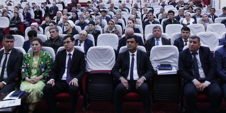 Вохӯрии судманд бо фаъолону намояндагони ҷомеа ва ходимони дин дар ноҳияи Варзоб