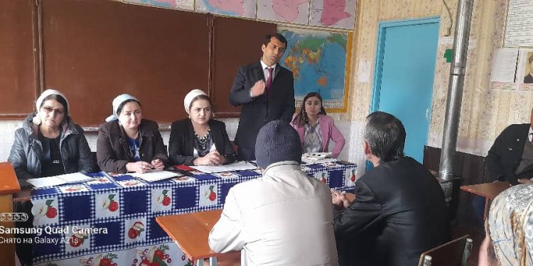 Мулоқоти судманд бо омӯзгорону хонандагон, фаъолон ва муҳоҷирони меҳнатӣ дар Ҷамоати деҳоти Чашмасори ноҳияи Файзобод