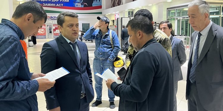 Баргузории мулоқоту вохӯриҳои судманд бо муҳоҷирони меҳнатӣ