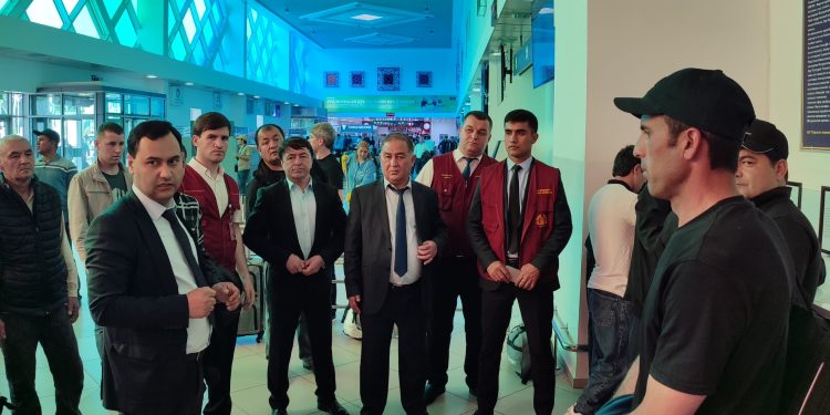 Суҳбати муфид бо шаҳрвандон дар Фурудгоҳи байналмилалии шаҳри Душанбе