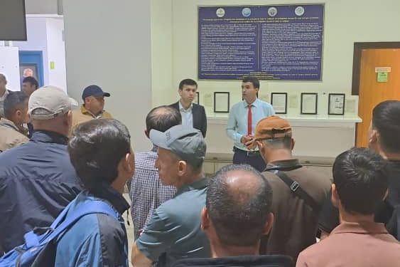 Корҳои иттилоотӣ – маърифатӣ дар фурудгоҳҳо ва истгоҳи роҳи оҳан идома дорад