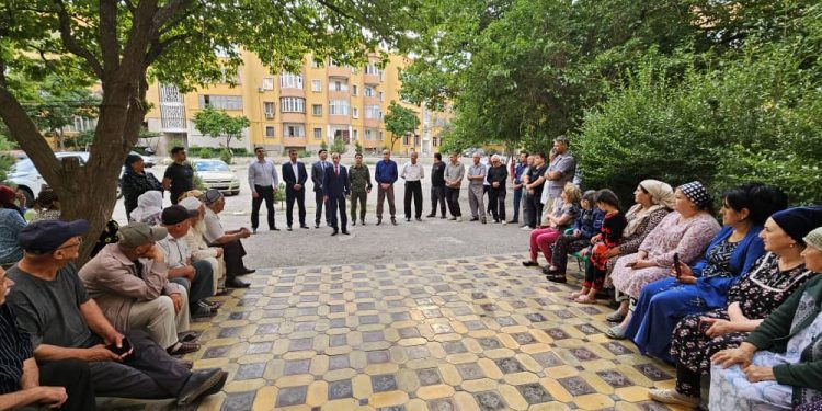 Вохӯрии судманд бо сокинони шаҳри Бустон