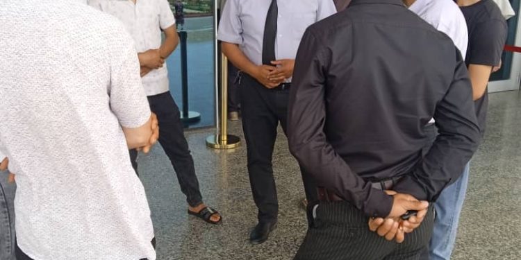 Корҳои фаҳмондадиҳӣ дар байни шаҳрвандони ҷумҳурӣ – муҳоҷирони меҳнатӣ дар “Фурудгоҳи байналмилалии шаҳри Хуҷанд” идома дорад