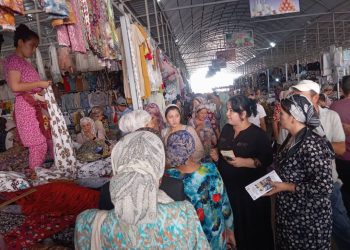 Корҳои фаҳмондадиҳӣ байни сокинони ноҳия дар бозори марказии шаҳраки Шайдон