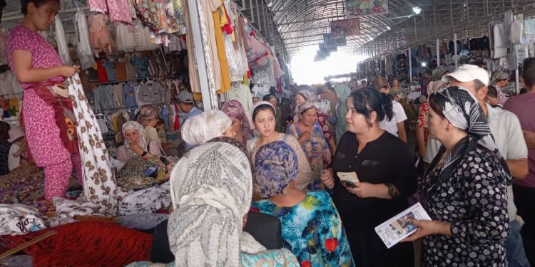 Корҳои фаҳмондадиҳӣ байни сокинони ноҳия дар бозори марказии шаҳраки Шайдон