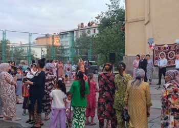 Вохӯрии судманд бо сокинони шаҳри Бустон