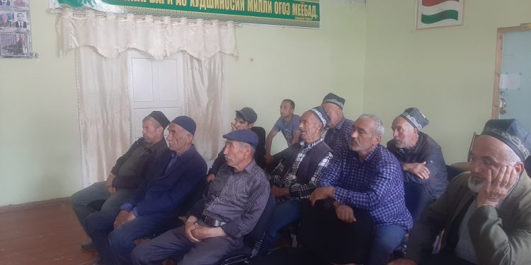 Вохӯрӣ бо муҳоҷирони экологии ноҳияи Деваштич