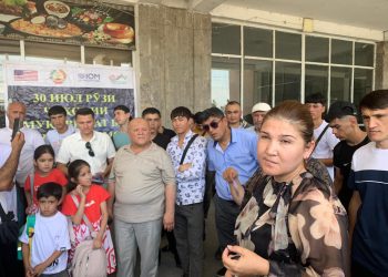 Корҳои фаҳмондадиҳӣ пеш аз сафар бо муҳоҷирон дар терминали роҳи “Абрешим”-и шаҳри Хуҷанд идома дорад