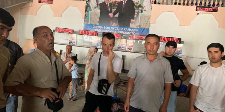 Корҳои иттилоотӣ – маърифатӣ дар терминали мусофиркашонии роҳи “Абрешим”-и шаҳри Хуҷанд