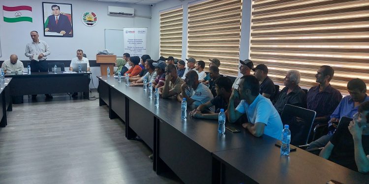 Вохӯрӣ бо муҳоҷирони меҳнатӣ ва корҷӯён ба хориҷи кишвар дар шаҳри Кӯлоб