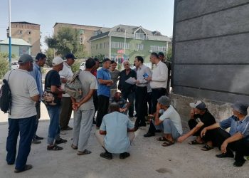 Вохӯрии навбатӣ бо муҳоҷирони меҳнатӣ дар назди бозори «Сомонӣ» -и шаҳри Кӯлоб