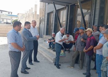 Баргузории вохӯрии судманд бо муҳоҷирони меҳнатӣ дар назди маркази савдои “Роҳи Абрешим”- и шаҳри Кӯлоб