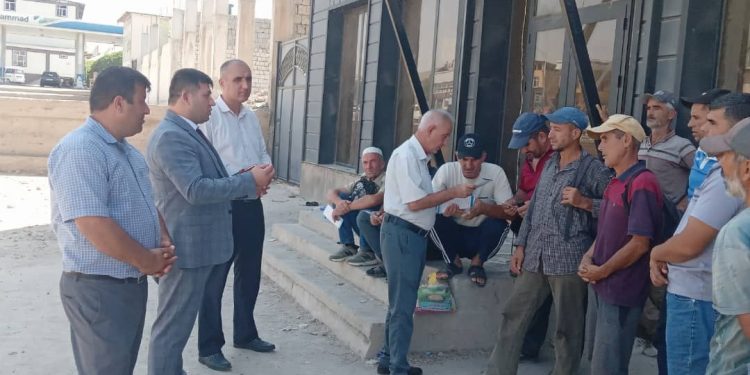 Баргузории вохӯрии судманд бо муҳоҷирони меҳнатӣ дар назди маркази савдои “Роҳи Абрешим”- и шаҳри Кӯлоб