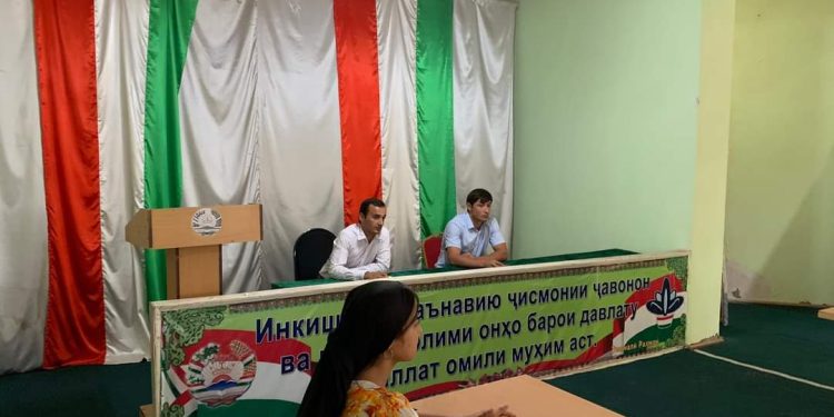 Дар ноҳияи Фархор бахшида ба соли маърифати ҳуқуқӣ ҷамъомад баргузор шуд.