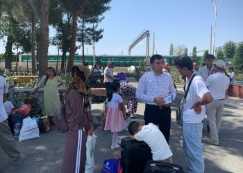 Суҳбату вохӯриҳо бо шаҳрвандон дар Истгоҳи роҳи оҳани Хуҷанд