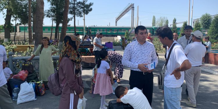 Суҳбату вохӯриҳо бо шаҳрвандон дар Истгоҳи роҳи оҳани Хуҷанд