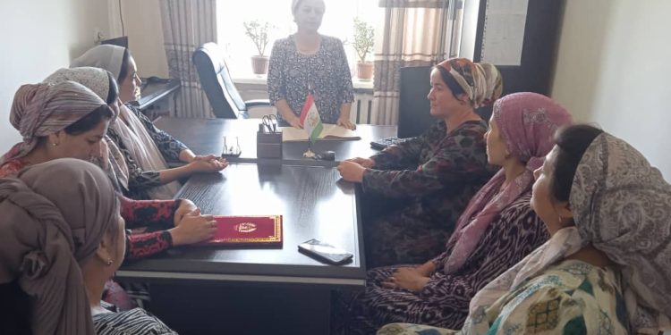 Вохӯрии судманд бо муҳоҷирони дохилии шаҳри Исфара