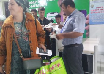 Вохўриву суҳбатҳо бо шаҳрвандон- муҳоҷирони меҳнатӣ дар Фурудгоҳи байналмилалии шаҳри Кӯлоб