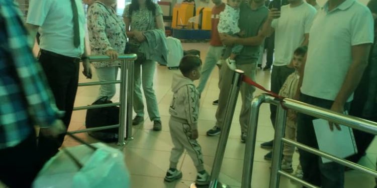 Баргузории вохӯриву мулоқотҳо бо шаҳрвандон ва муҳоҷирони меҳнатӣ дар Фурудгоҳи байналмилалии шаҳри Душанбе