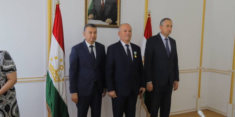 Корманди Раёсати Хадамоти муҳоҷират дар вилояти Хатлон соҳиби мукофоти давлатӣ гардид