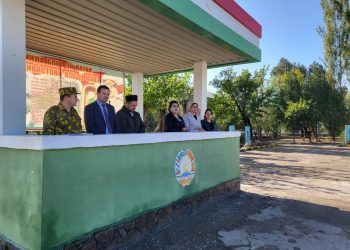 Мулоқот бо сарбозону афсарон дар ноҳияи Ашт