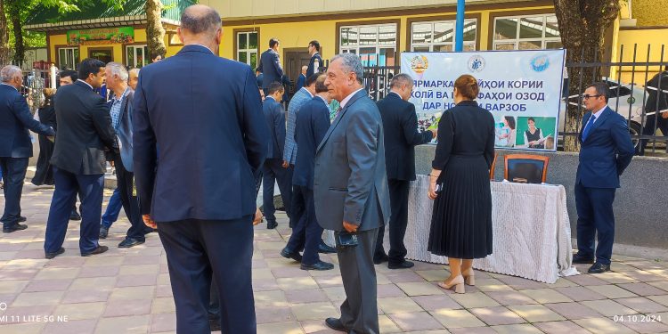 Дар ноҳияи Варзоб ярмаркаи ҷойҳои кории холӣ ва вазифаҳои озод баргузор гардид