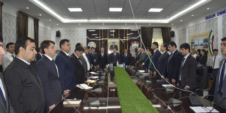 Дар Хадамоти муҳоҷират бахшида ба 30-солагии қабули Конститутсияи Тоҷикистон ҳамоиш баргузор гардид