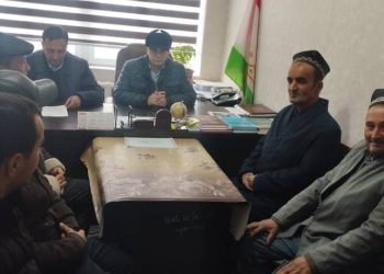 Вохӯрии судман бо муҳоҷирони ба ватан бозгашта дар ноҳияи Айнӣ