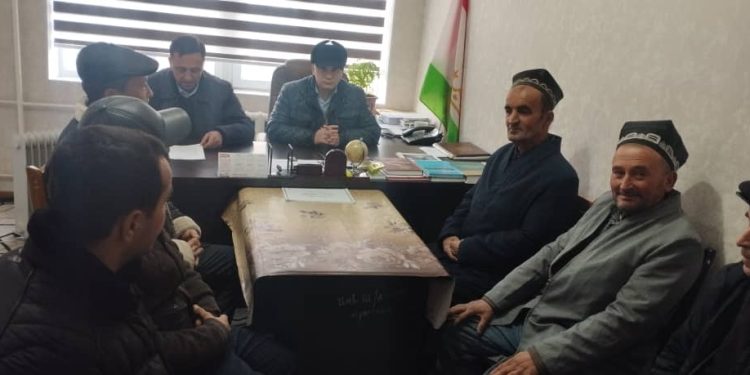 Вохӯрии судман бо муҳоҷирони ба ватан бозгашта дар ноҳияи Айнӣ