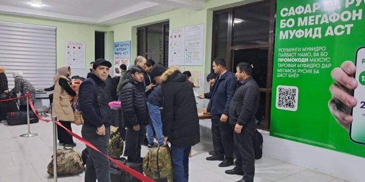 Вохӯриву суҳбатҳо бо муҳоҷирони меҳнатӣ дар “Фурудгоҳи байналмилалии  Кӯлоб”