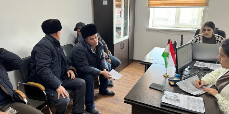 Вохӯрии судманд бо сокинон ва муҳоҷирони ба ватан бозгашта дар шаҳри Панҷакент