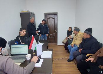 Вохӯрии навбатӣ бо сокинон ва муҳоҷирони ба ватан бозгашта дар шаҳри Панҷакент