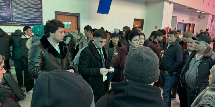 Вохӯриву суҳбатҳо бо шаҳрвандон- муҳоҷирони меҳнатӣ дар “Фурудгоҳи байналмилалии шаҳри Душанбе”