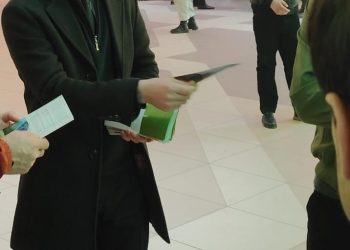 Вохӯриву суҳбатҳо бо шаҳрвандон- муҳоҷирони меҳнатӣ дар “Фурудгоҳи байналмилалии шаҳри Душанбе”