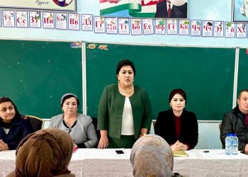 Вохӯрии судманд бо сокинони маҳаллаи Навободи шаҳри Исфара  