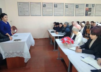 Вохӯрӣ бо сокинони маҳаллаи Тухтақули шаҳри Исфара