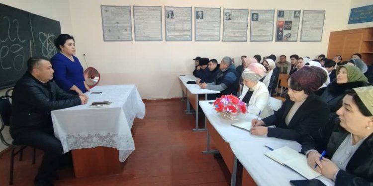 Вохӯрӣ бо сокинони маҳаллаи Тухтақули шаҳри Исфара