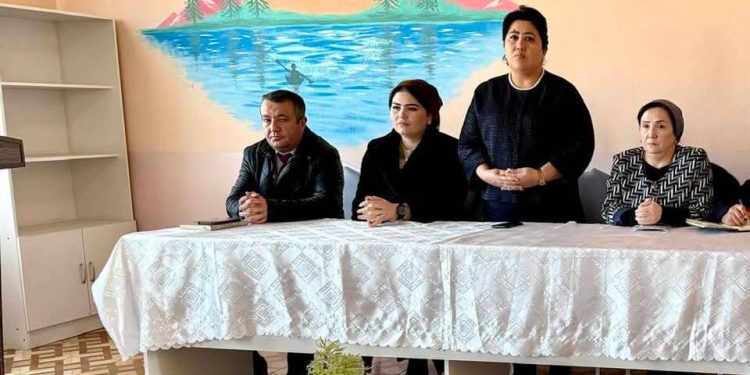 Мулоқоти судманд дар маҳаллаи Сомониёни шаҳри Исфара