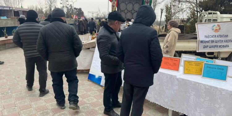 Ярмаркаи ҷойҳои холии корӣ дар маркази шаҳри Исфара