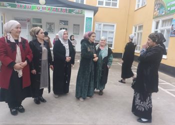 Мулоқоти судманд бо волидон, омӯзгорон ва хонандагон дар шаҳри Левакант