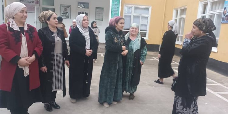 Мулоқоти судманд бо волидон, омӯзгорон ва хонандагон дар шаҳри Левакант