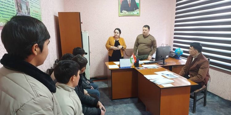 Корҳои иттилоотӣ – маърифатӣ дар терминали мусофиркашонии роҳи “Абрешим”-и шаҳри Хуҷанд