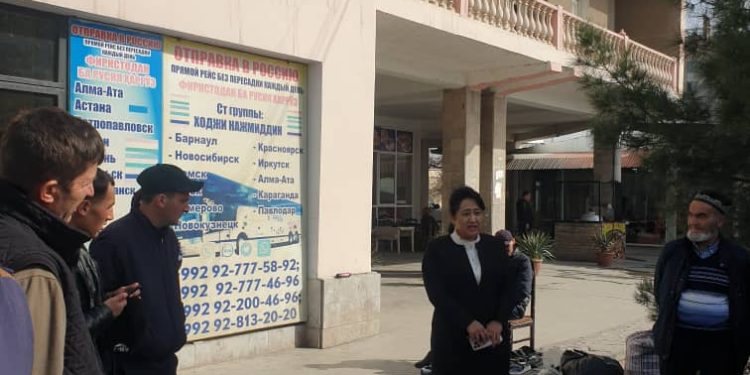 Корҳои фаҳмондадиҳӣ дар терминали мусофиркашонии роҳи “Абрешим”-и  шаҳри Хуҷанд идома дорад