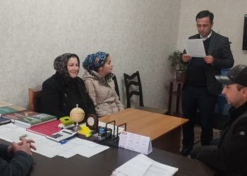 Вохӯрӣ бо муҳоҷирони ба ватан бозгашта дар ноҳияи Айнӣ