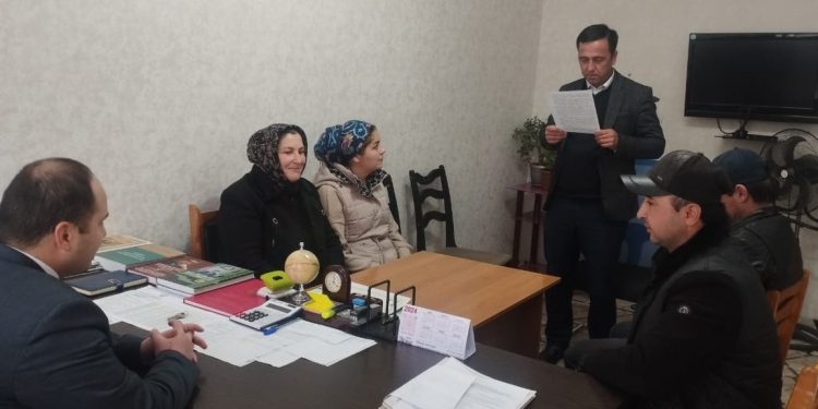 Вохӯрӣ бо муҳоҷирони ба ватан бозгашта дар ноҳияи Айнӣ