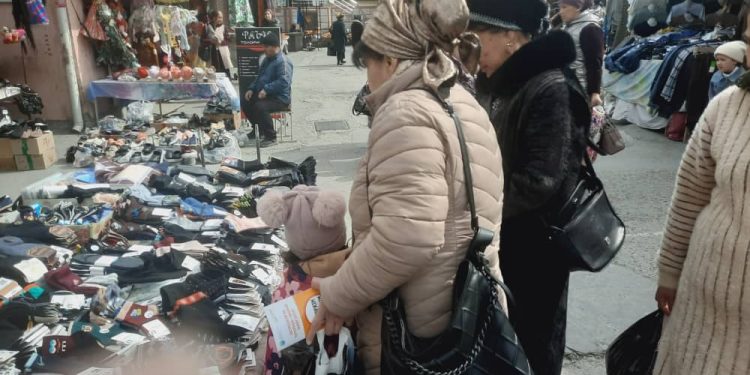 Мулоқоти судманд бо сокинон дар бозори Фаровони шаҳри Конибодом